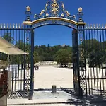 La Chambre Haute, Spa Et Jardin Exterieur A Nimes Bed & Breakfast