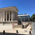 Alojamento de Acomodação e Pequeno-almoço La Chambre Haute, sa kitchenette, son spa et son jardin à Nîmes