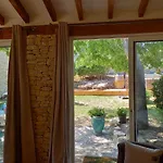La Chambre Haute, sa kitchenette, son spa et son jardin à Nîmes Alojamento de Acomodação e Pequeno-almoço Nîmes