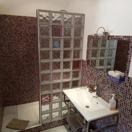 La Haute Et Son Jardin Dans Les Hauteurs De Nîmes