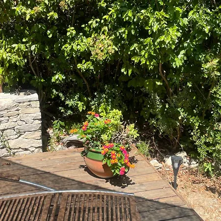 La Haute, Son Et Son Jardin A Bed & Breakfast Nîmes