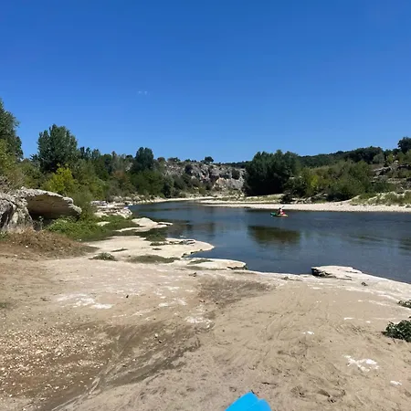 La Haute Et Son Jardin Dans Les Hauteurs De Panzió Nîmes