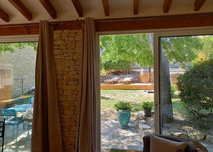 La Haute, Son Et Son Jardin A Bed & Breakfast Nîmes