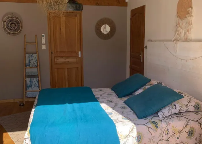 La Haute, Son Et Son Jardin A Bed & Breakfast