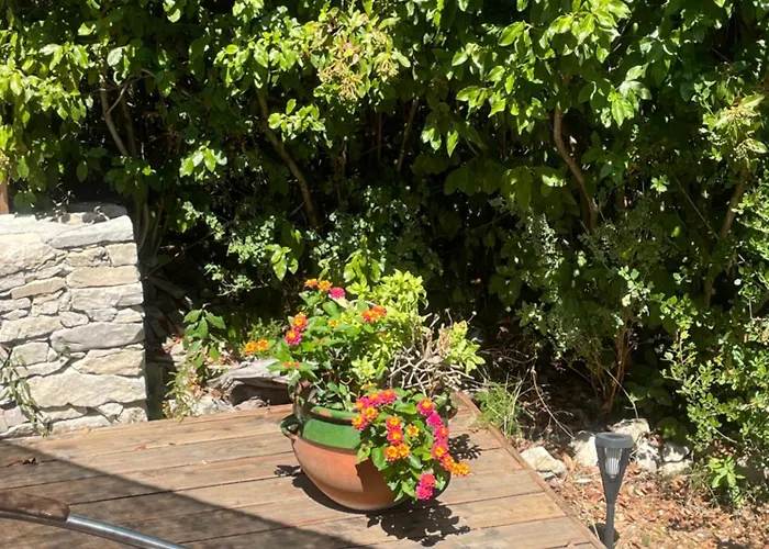 La Haute, Son Et Son Jardin A Bed & Breakfast Nîmes