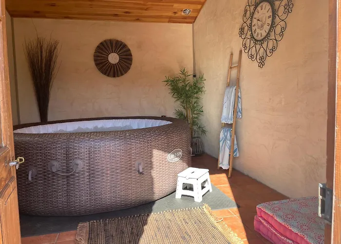 La Haute, Son Et Son Jardin A Bed & Breakfast Nîmes